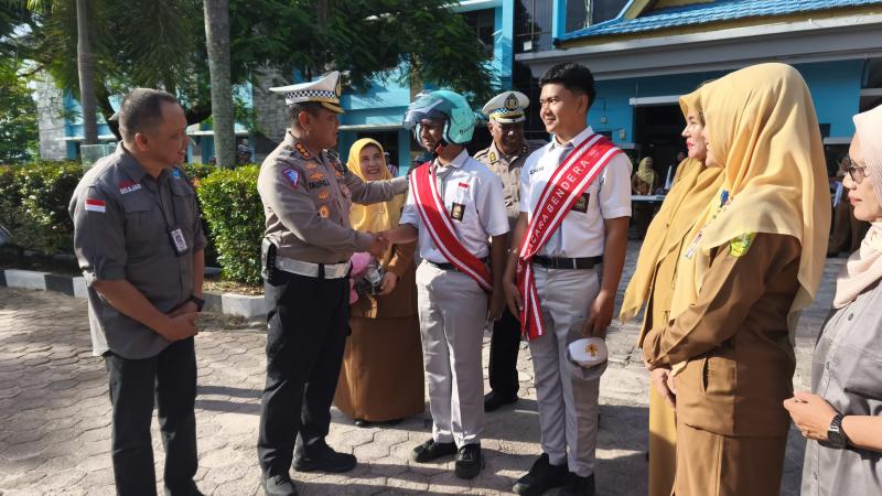 Dirlantas Bagikan Puluhan Helm SNI ke Pelajar